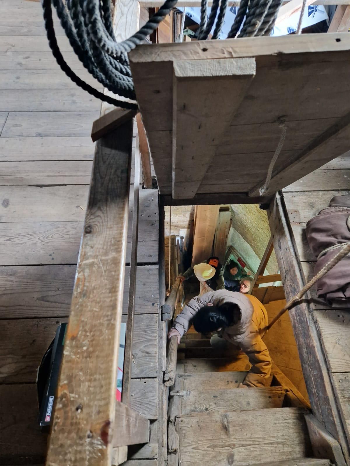 Kinderen AZC School Het Uitzicht op bezoek naar de Poldermolen