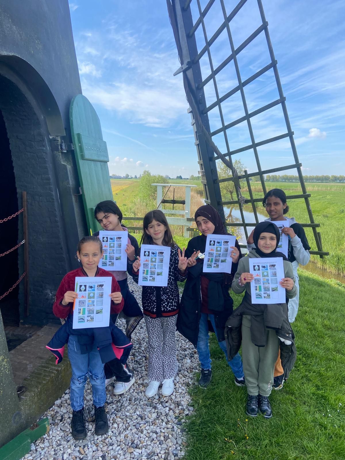 Kinderen AZC School Het Uitzicht op bezoek naar de Poldermolen