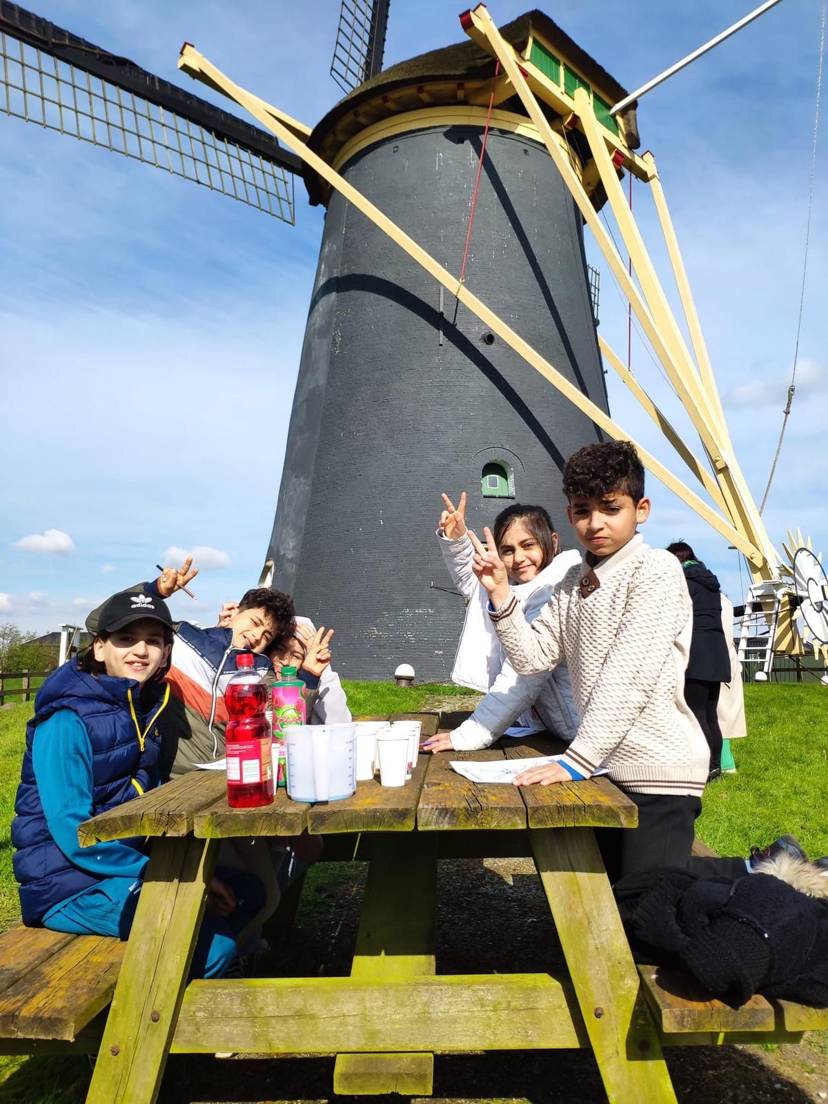 Kinderen AZC School Het Uitzicht op bezoek naar de Poldermolen