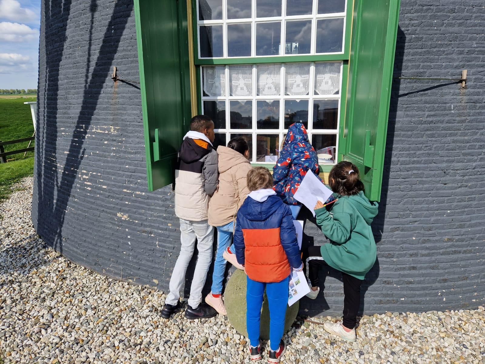 Kinderen AZC School Het Uitzicht op bezoek naar de Poldermolen
