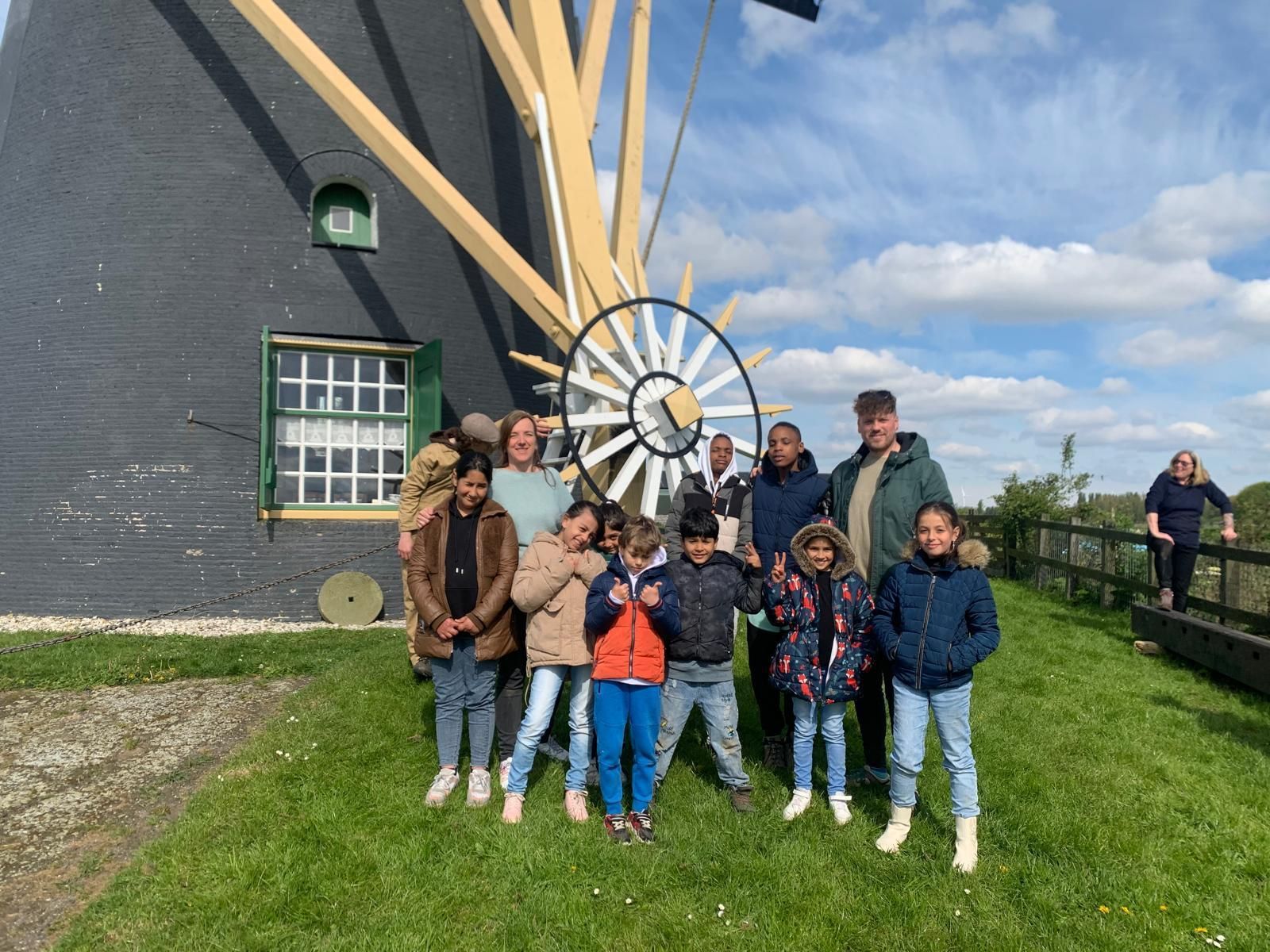Kinderen AZC School Het Uitzicht op bezoek naar de Poldermolen
