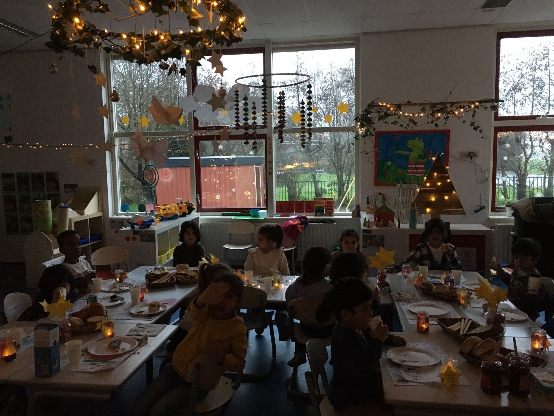 Kerstfeest op AZC school Het Uitzicht