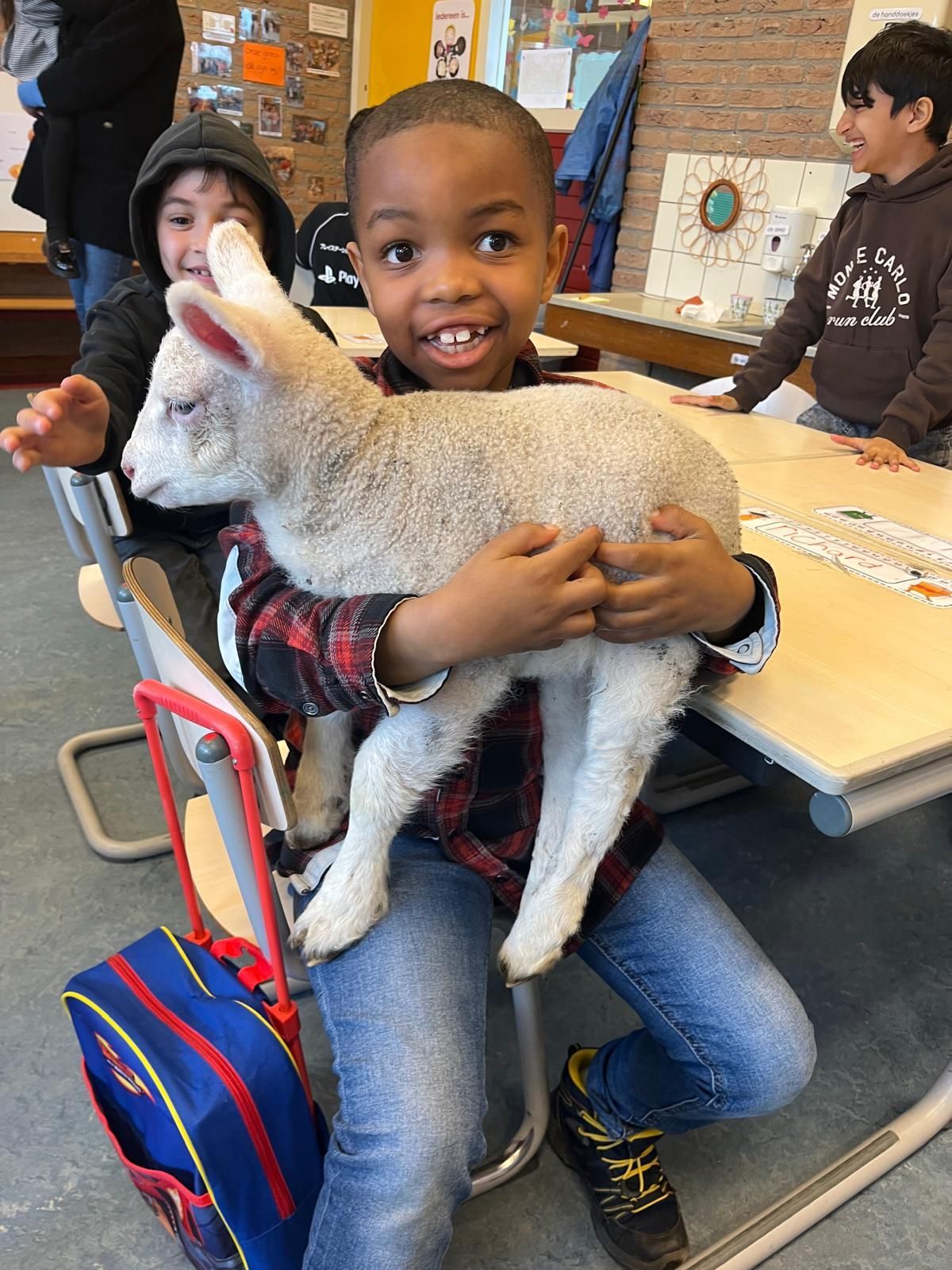 Paasfeest 2026 op AZC School Het Uitzicht