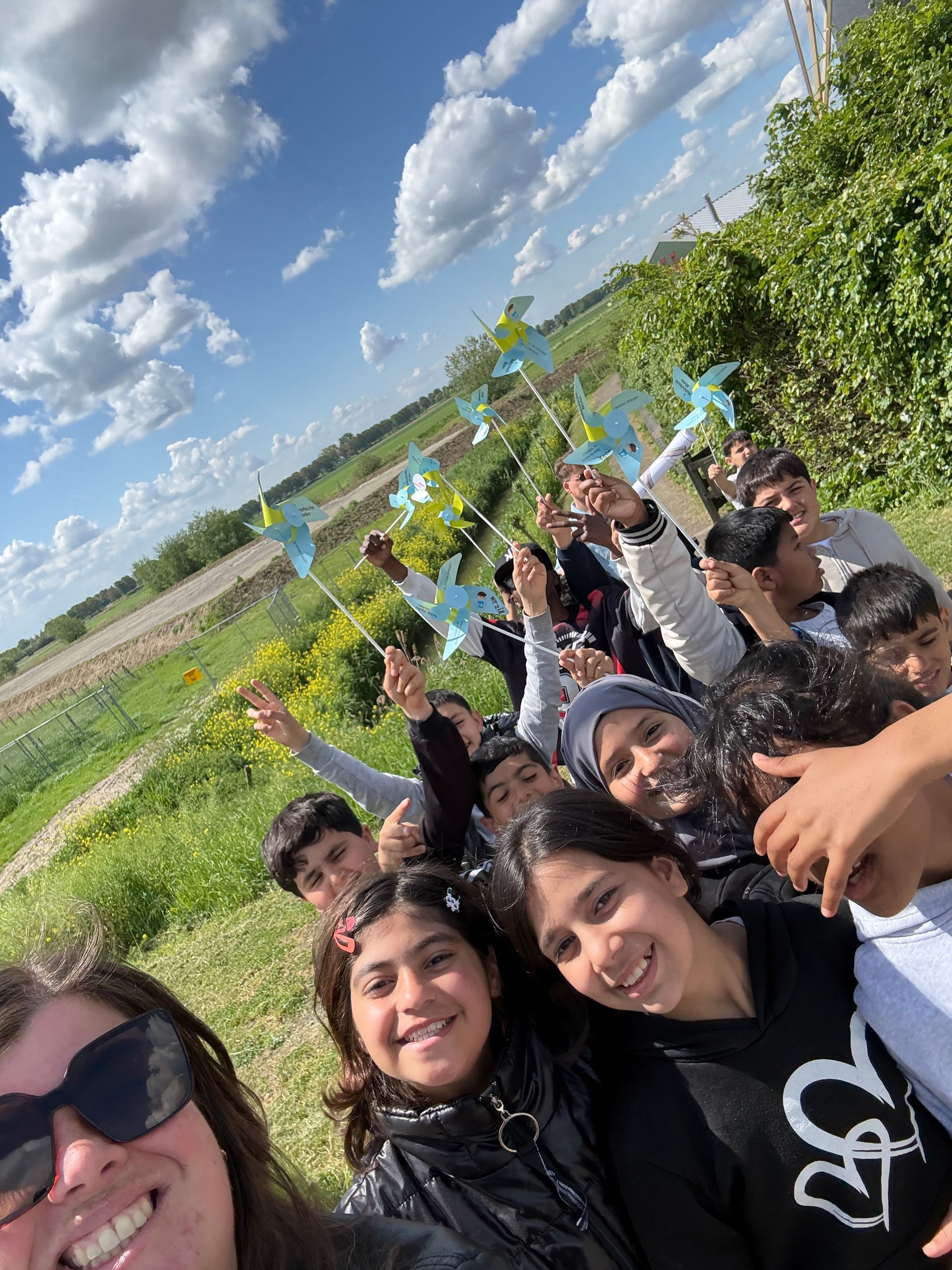 We gingen weer met alle klassen naar de molen. Het was een warme dag, dus perfect om de molen te bezoeken! Er waren heel veel vrijwilligers die ons ontvingen en hielpen. We hebben om de molen gekeken, we zijn naar boven geklommen, we hebben een speurtocht gedaan en konden spelletjes doen. Alle kinderen vonden het een super leuke dag!
We went to the windmill again with all the classes. It was a warm day, so it was the perfect time to visit the windmill! There were many volunteers who welcomed us and helped us throughout the day. We explored the windmill, climbed to the top, took part in a treasure hunt, and played games. All the children had a fantastic day!