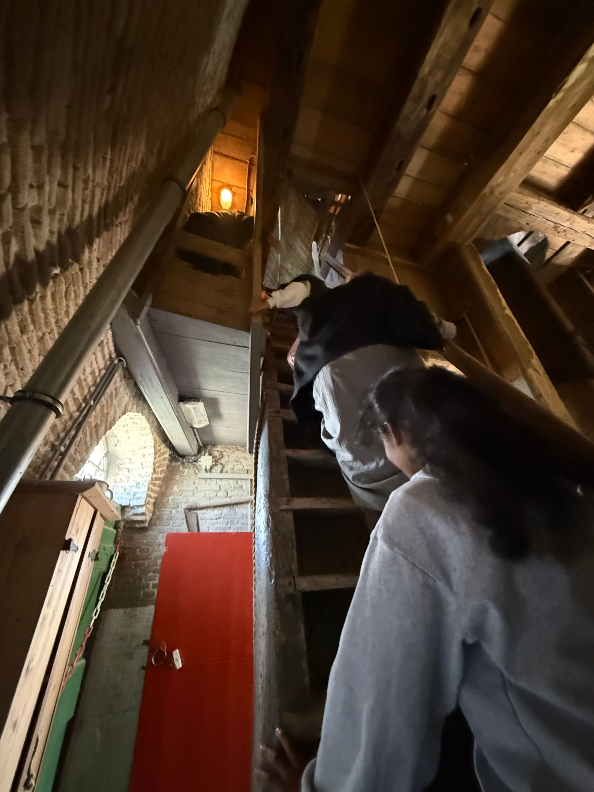 We gingen weer met alle klassen naar de molen. Het was een warme dag, dus perfect om de molen te bezoeken! Er waren heel veel vrijwilligers die ons ontvingen en hielpen. We hebben om de molen gekeken, we zijn naar boven geklommen, we hebben een speurtocht gedaan en konden spelletjes doen. Alle kinderen vonden het een super leuke dag!
We went to the windmill again with all the classes. It was a warm day, so it was the perfect time to visit the windmill! There were many volunteers who welcomed us and helped us throughout the day. We explored the windmill, climbed to the top, took part in a treasure hunt, and played games. All the children had a fantastic day!