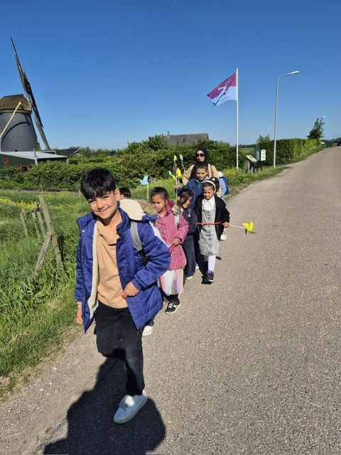 We gingen weer met alle klassen naar de molen. Het was een warme dag, dus perfect om de molen te bezoeken! Er waren heel veel vrijwilligers die ons ontvingen en hielpen. We hebben om de molen gekeken, we zijn naar boven geklommen, we hebben een speurtocht gedaan en konden spelletjes doen. Alle kinderen vonden het een super leuke dag!
We went to the windmill again with all the classes. It was a warm day, so it was the perfect time to visit the windmill! There were many volunteers who welcomed us and helped us throughout the day. We explored the windmill, climbed to the top, took part in a treasure hunt, and played games. All the children had a fantastic day!