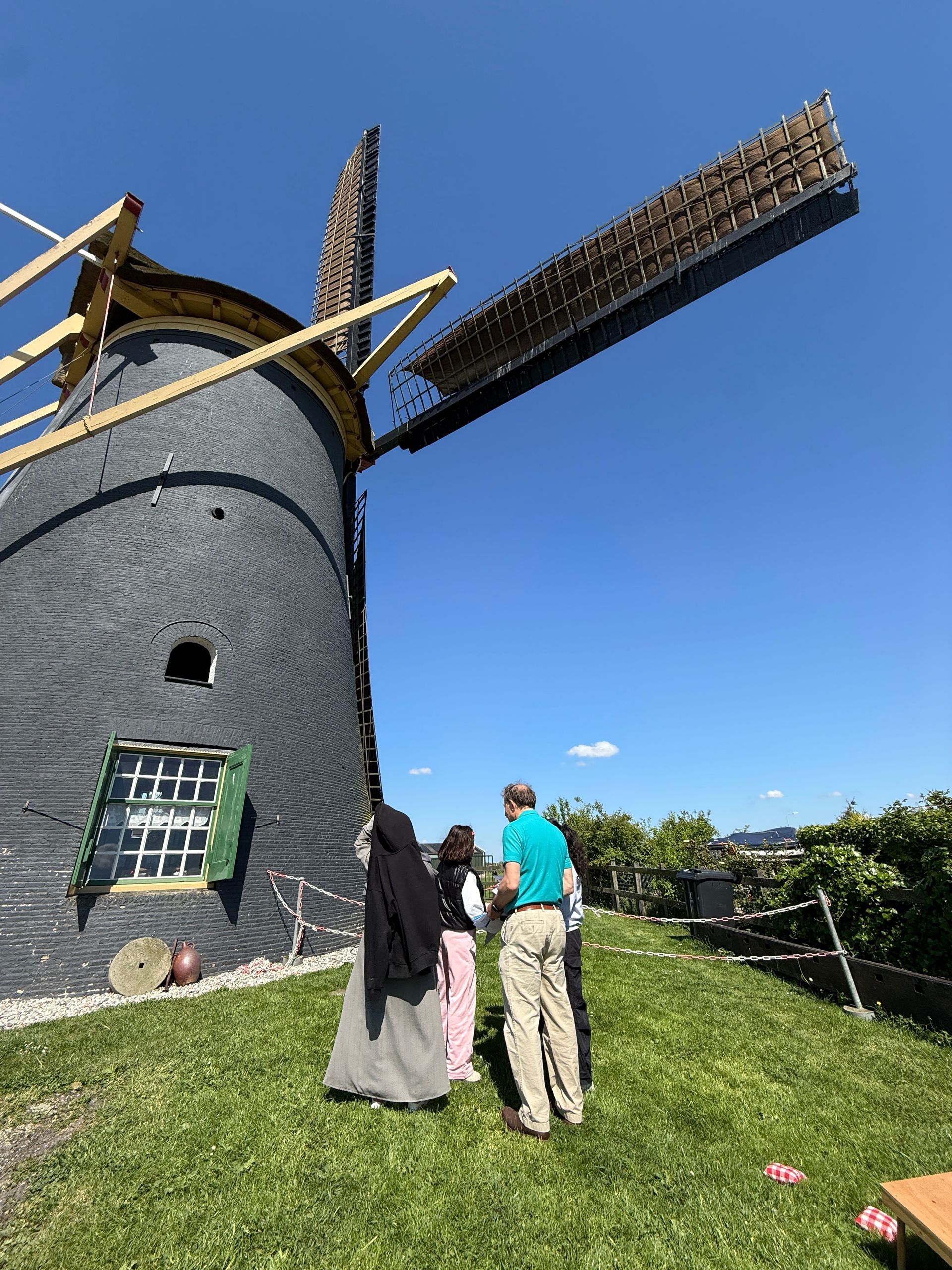 We gingen weer met alle klassen naar de molen. Het was een warme dag, dus perfect om de molen te bezoeken! Er waren heel veel vrijwilligers die ons ontvingen en hielpen. We hebben om de molen gekeken, we zijn naar boven geklommen, we hebben een speurtocht gedaan en konden spelletjes doen. Alle kinderen vonden het een super leuke dag!
We went to the windmill again with all the classes. It was a warm day, so it was the perfect time to visit the windmill! There were many volunteers who welcomed us and helped us throughout the day. We explored the windmill, climbed to the top, took part in a treasure hunt, and played games. All the children had a fantastic day!