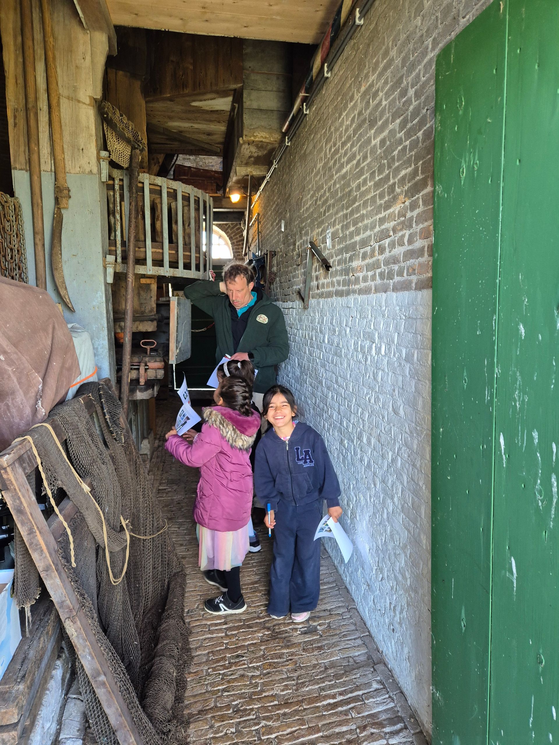 We gingen weer met alle klassen naar de molen. Het was een warme dag, dus perfect om de molen te bezoeken! Er waren heel veel vrijwilligers die ons ontvingen en hielpen. We hebben om de molen gekeken, we zijn naar boven geklommen, we hebben een speurtocht gedaan en konden spelletjes doen. Alle kinderen vonden het een super leuke dag!
We went to the windmill again with all the classes. It was a warm day, so it was the perfect time to visit the windmill! There were many volunteers who welcomed us and helped us throughout the day. We explored the windmill, climbed to the top, took part in a treasure hunt, and played games. All the children had a fantastic day!