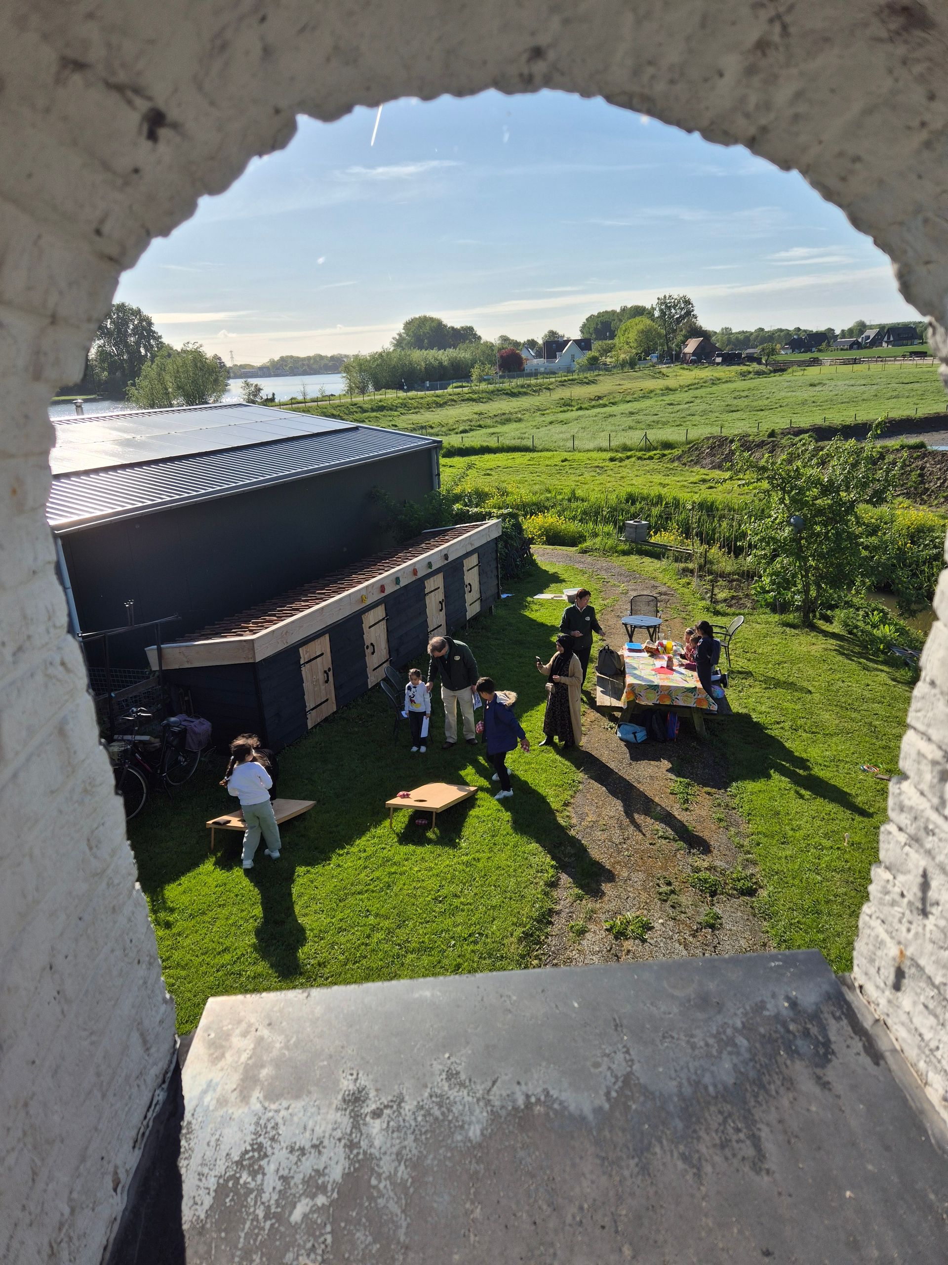 We gingen weer met alle klassen naar de molen. Het was een warme dag, dus perfect om de molen te bezoeken! Er waren heel veel vrijwilligers die ons ontvingen en hielpen. We hebben om de molen gekeken, we zijn naar boven geklommen, we hebben een speurtocht gedaan en konden spelletjes doen. Alle kinderen vonden het een super leuke dag!
We went to the windmill again with all the classes. It was a warm day, so it was the perfect time to visit the windmill! There were many volunteers who welcomed us and helped us throughout the day. We explored the windmill, climbed to the top, took part in a treasure hunt, and played games. All the children had a fantastic day!