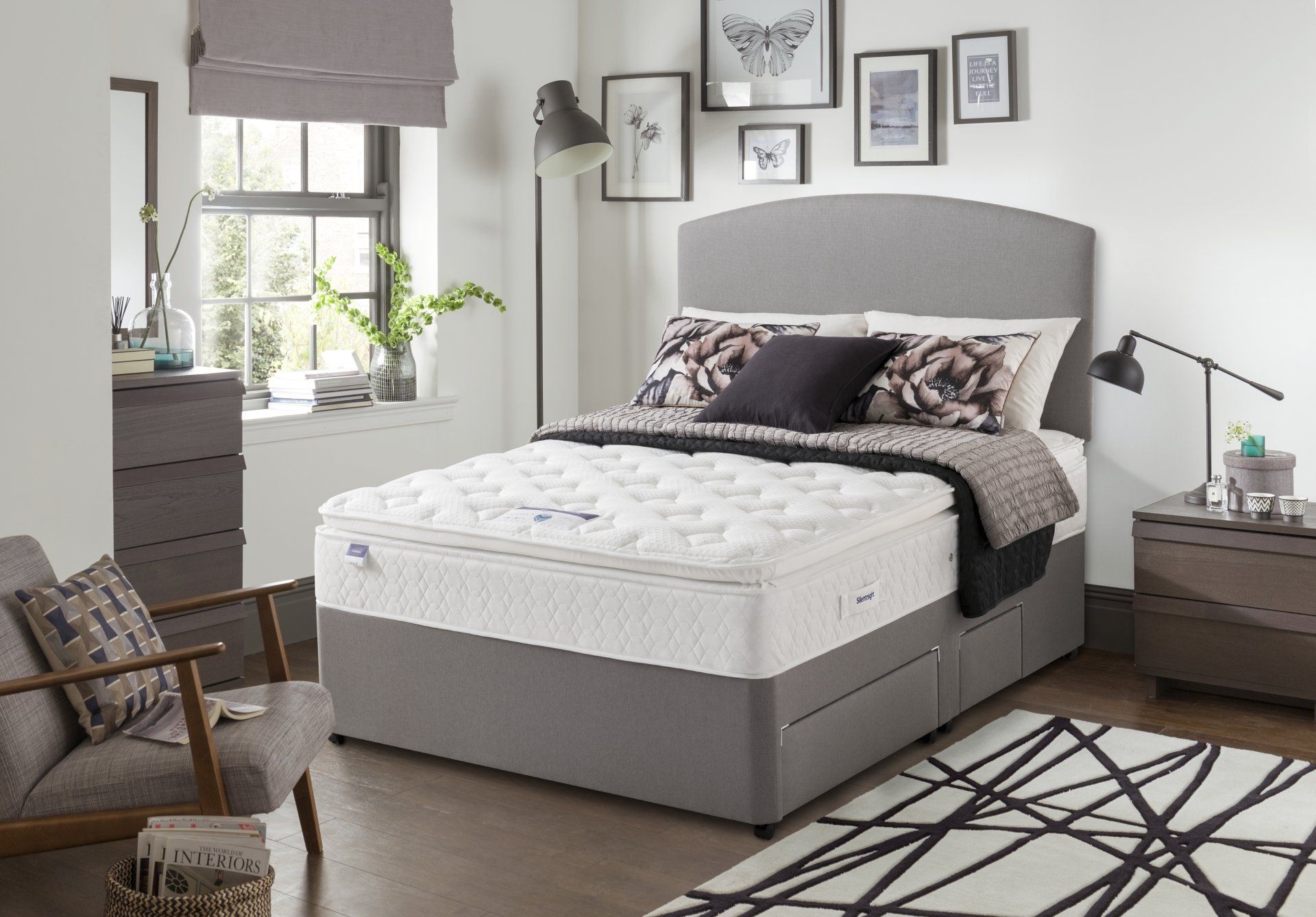 Divan bed with drawers underneath