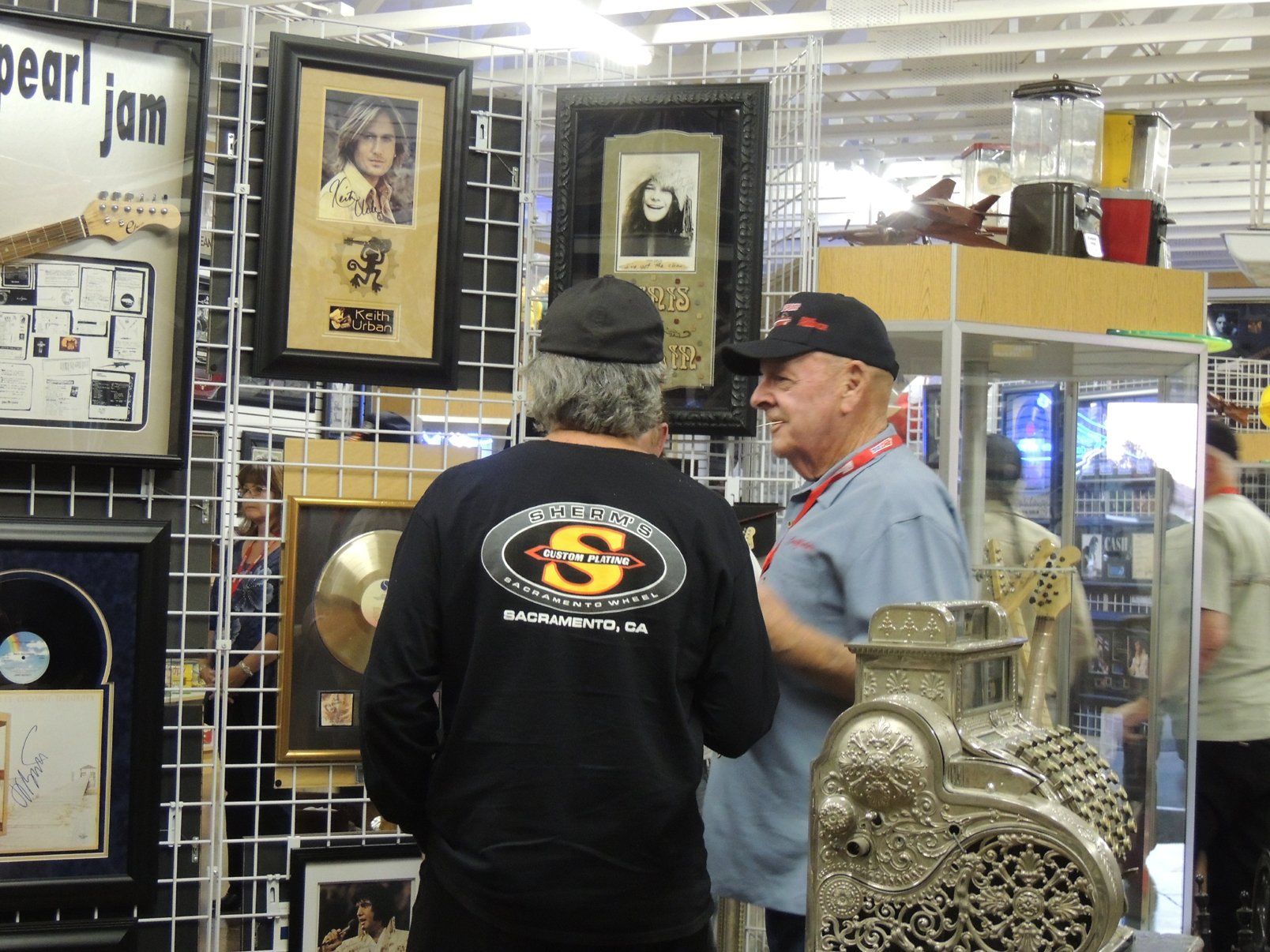 A man wearing a black shirt with the letter s on it