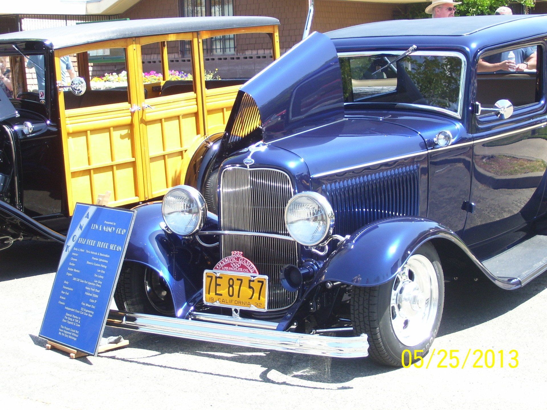 A blue car with a license plate that says 7e8757