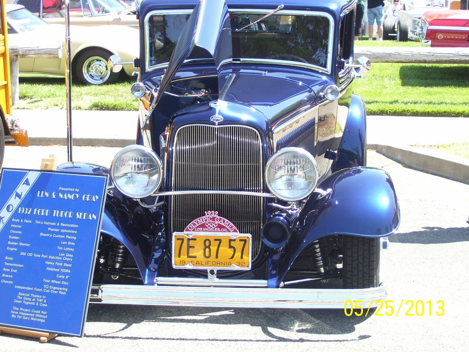 A blue car with a license plate that says 7e 87 57