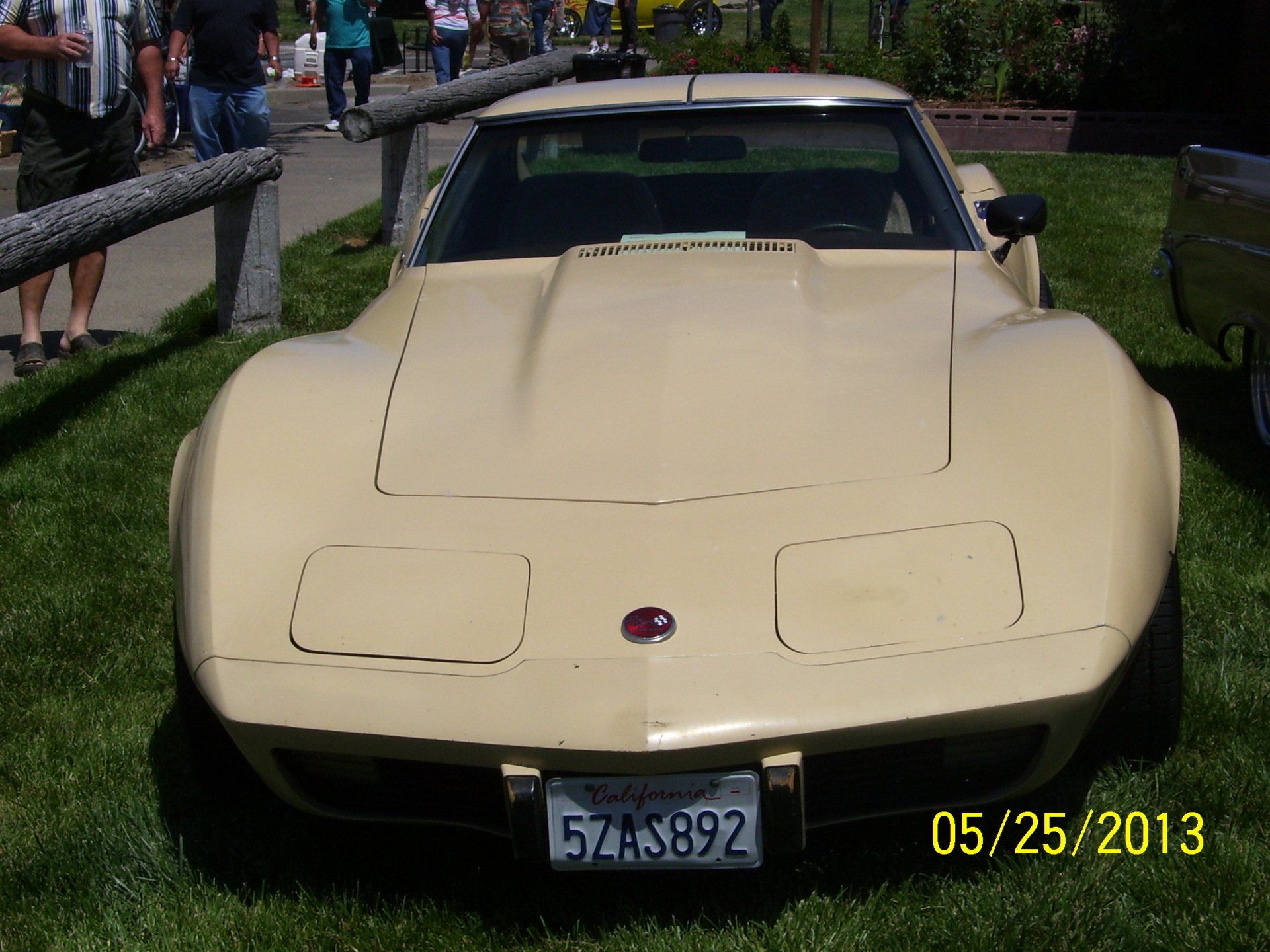 A car with a license plate that says 524s892