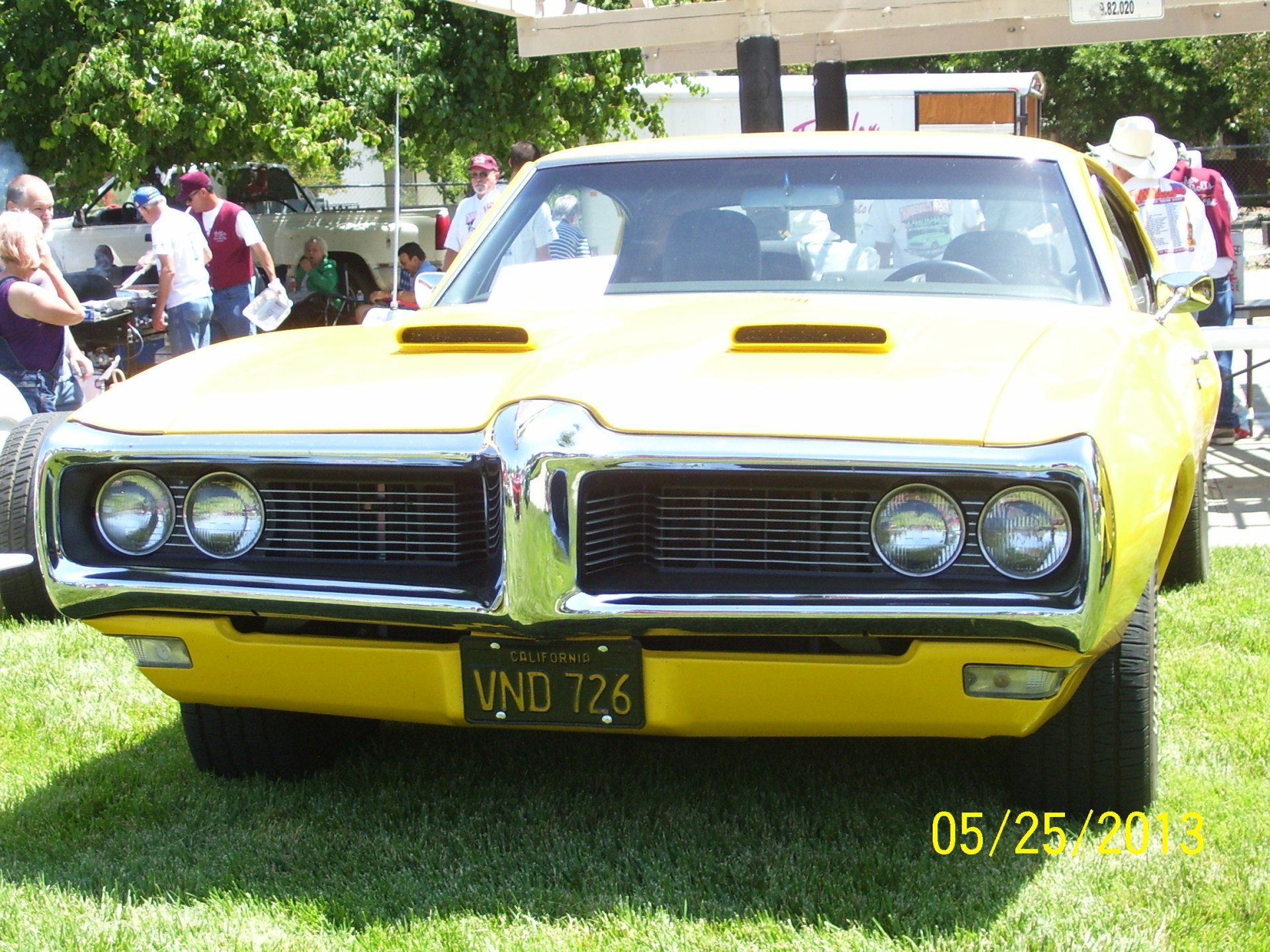 A yellow car with a license plate that says und 126