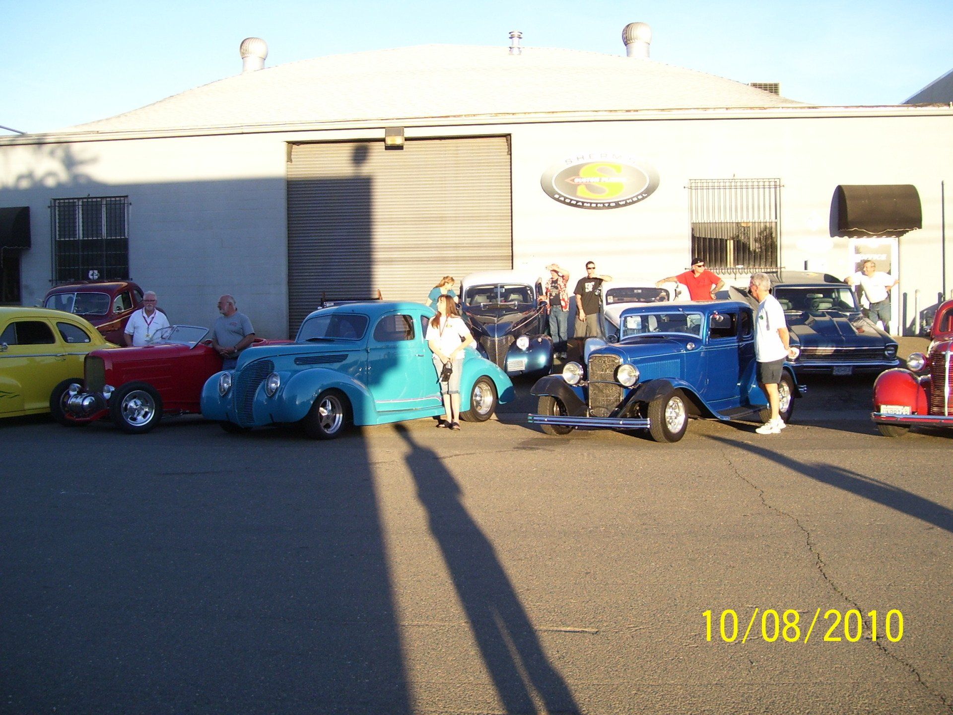 A group of cars are parked in front of a building on 10/08/2010