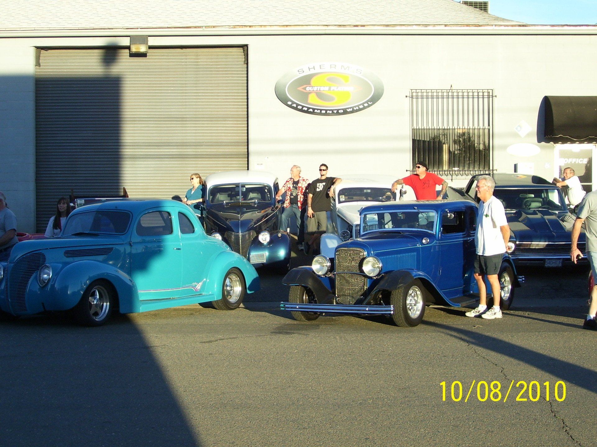 A group of cars are parked in front of a building on 10/08/2010