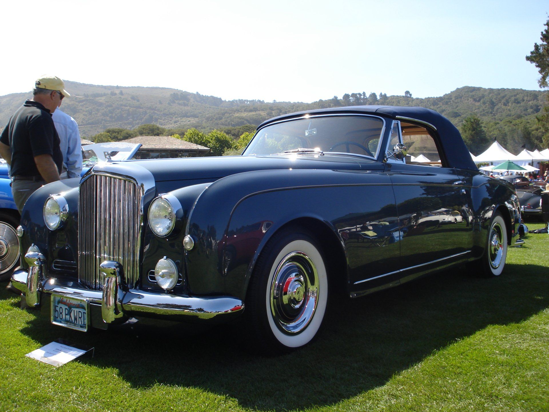 A black car with a license plate that says bb-465