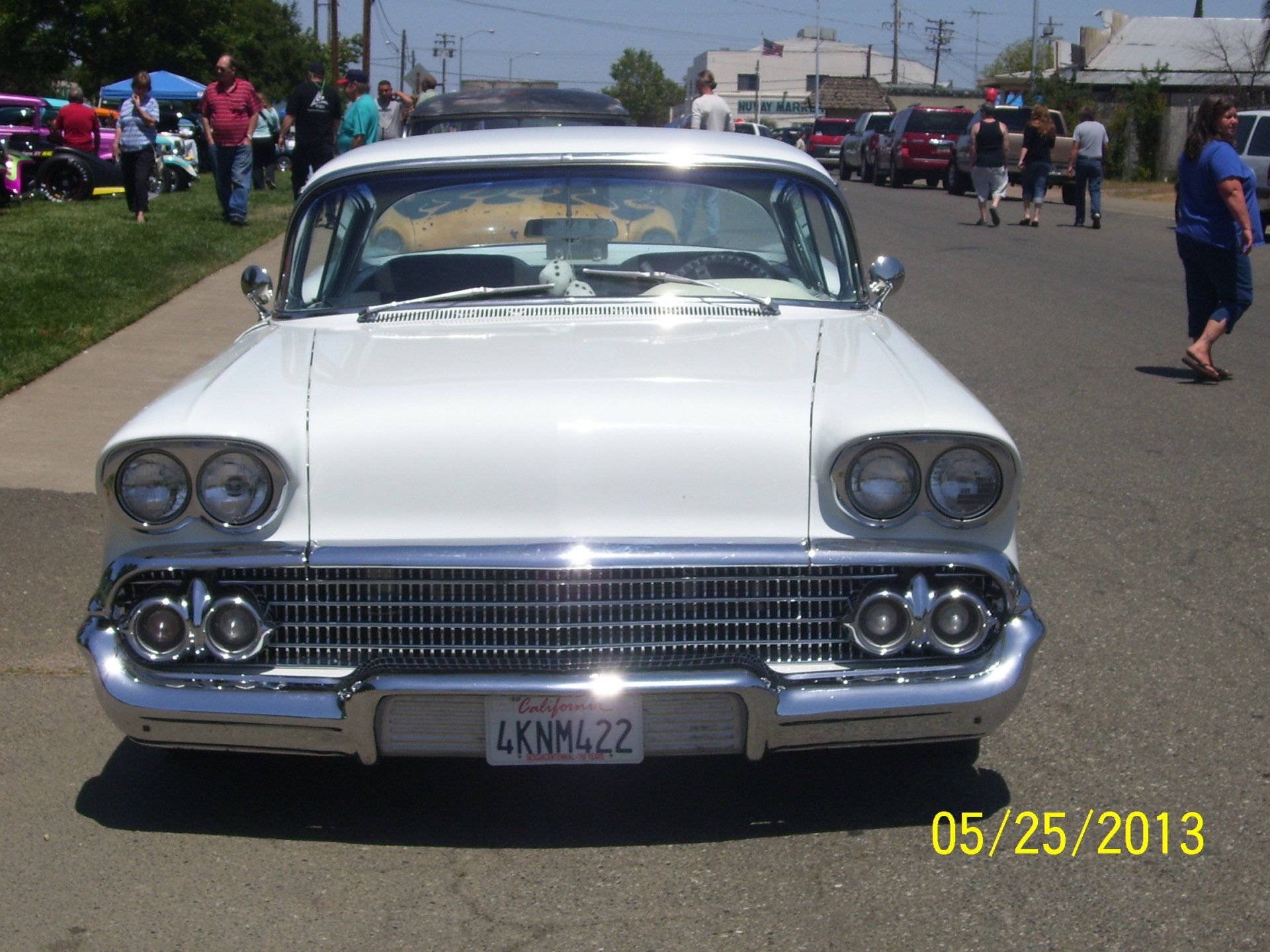 A white car with a license plate that says lknm422