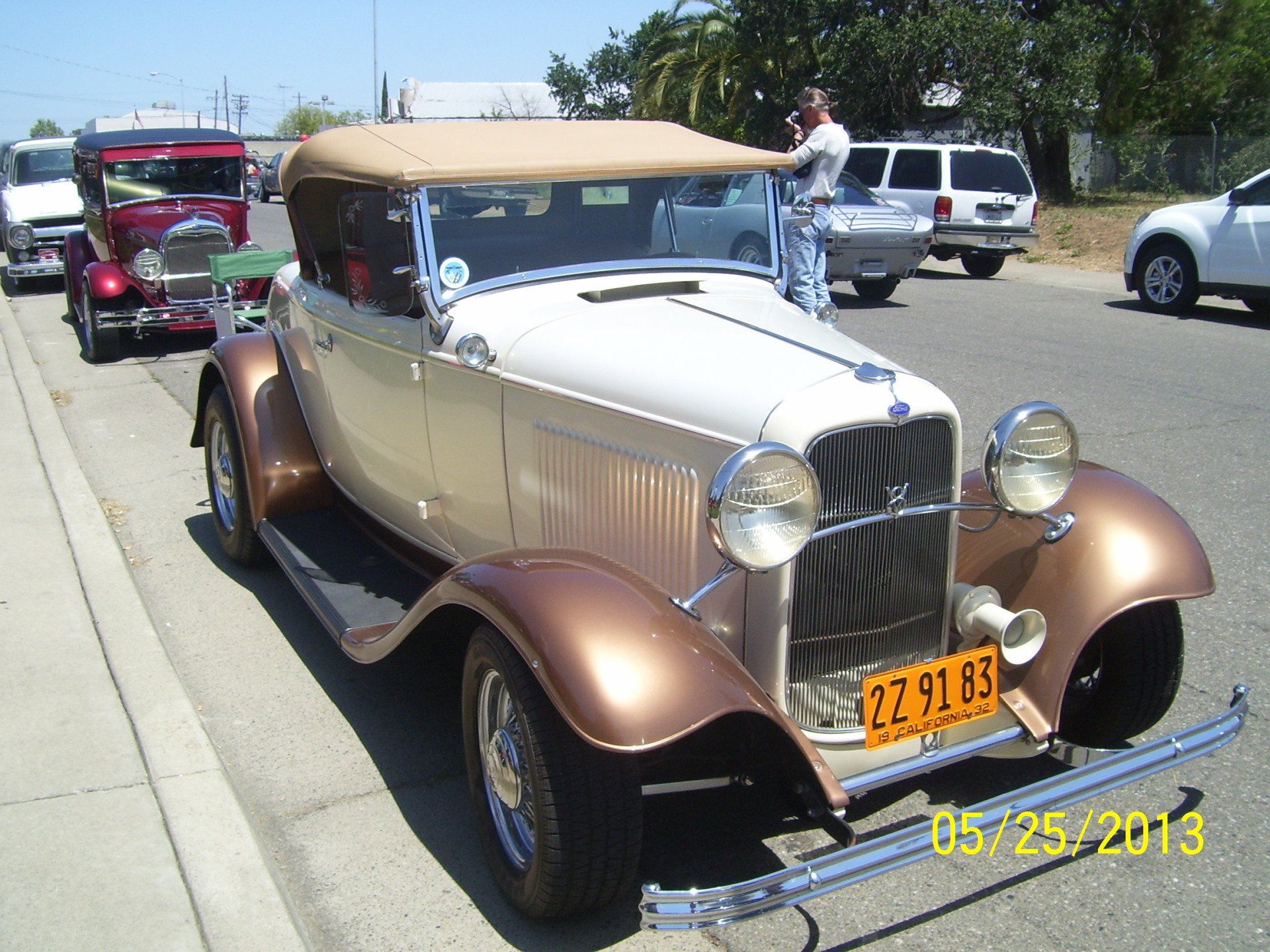 A brown and white car with a license plate that says 27 21 e3