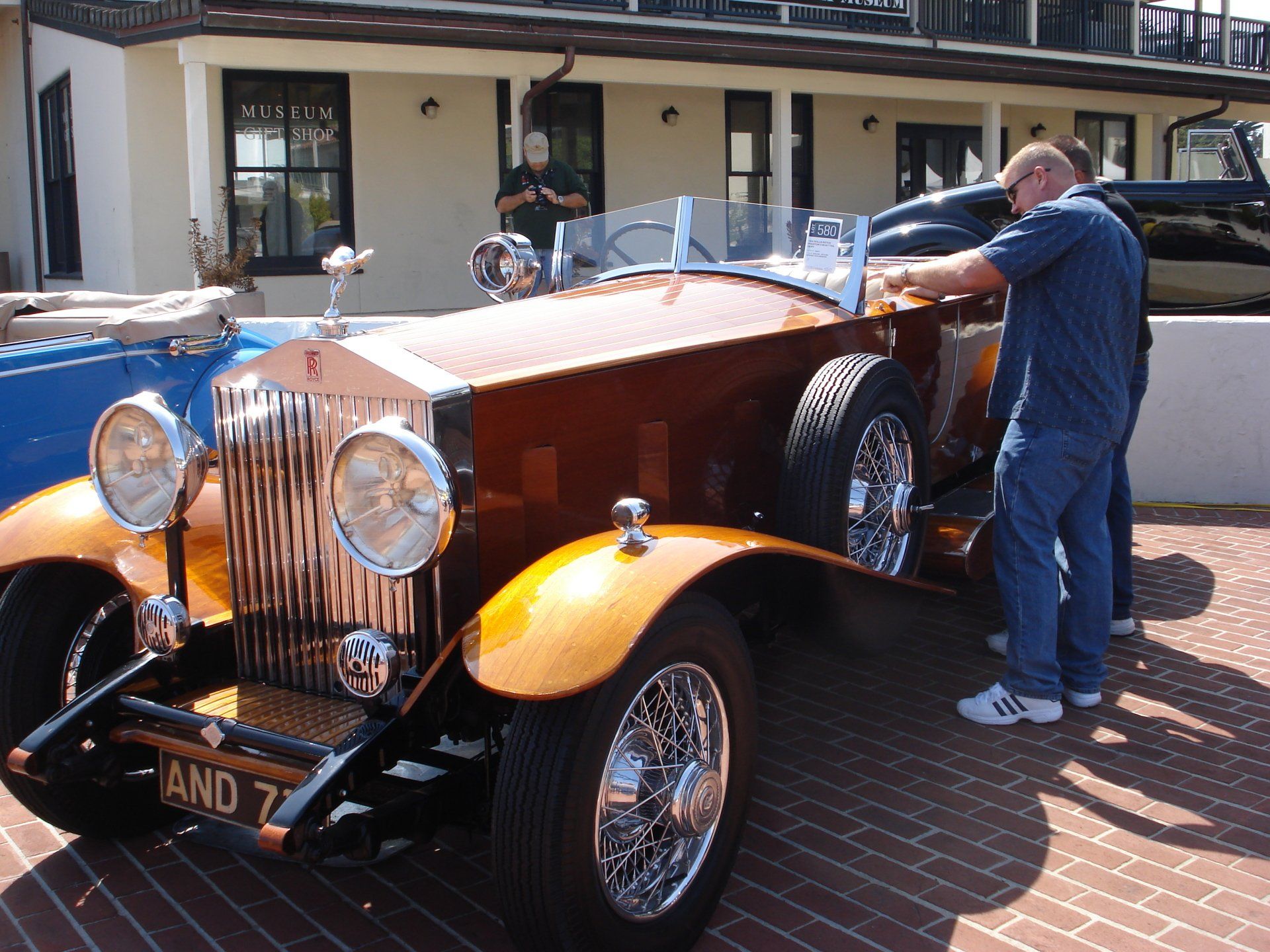 A rolls royce car with a license plate that says and 7