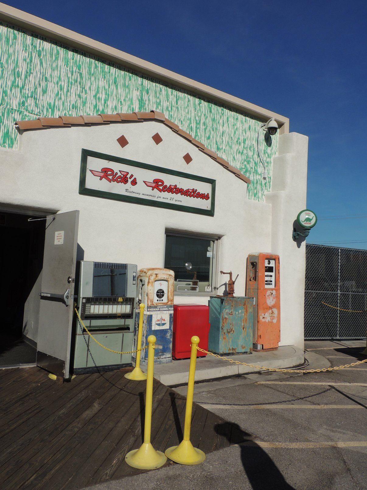 A building with a sign that says ' bill 's barbecue ' on it