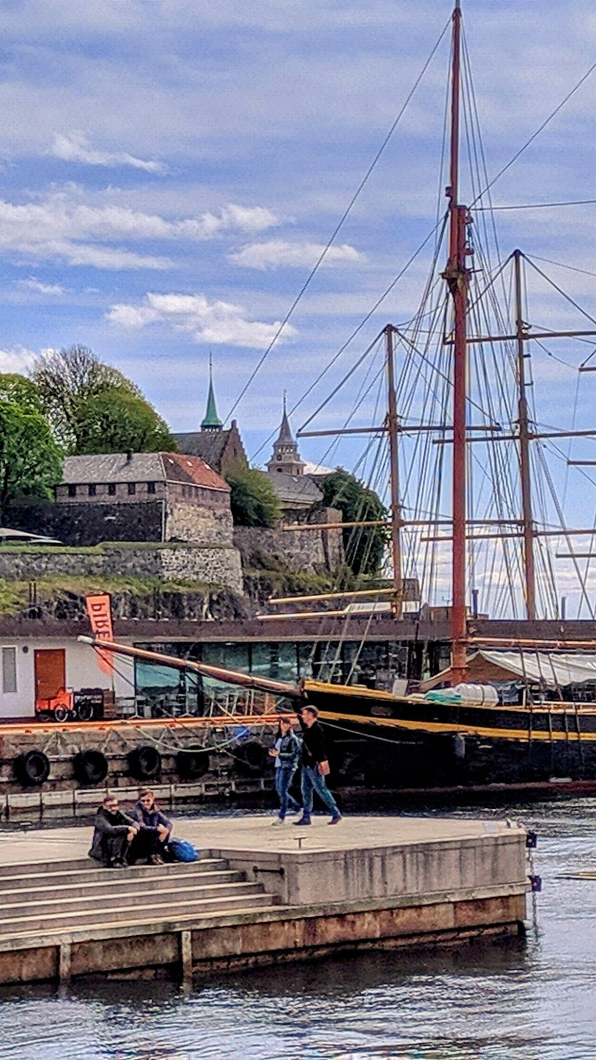 The historic sail ship and a cruise ship are docked besides the Akershus historic fortress