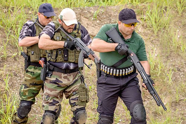Vigilancia y Protección Delta S.A hombre en entrenamiento armado