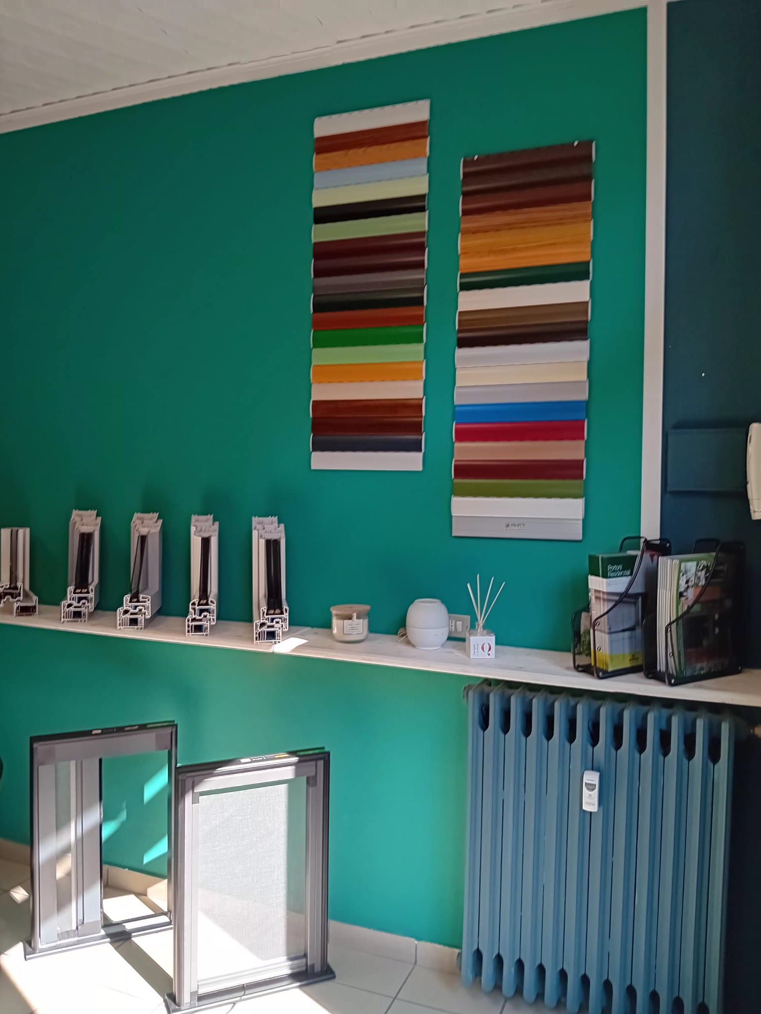 Primo piano di un telaio di finestra in PVC bianco e aperto, sullo sfondo di un cielo azzurro con nuvole bianche.