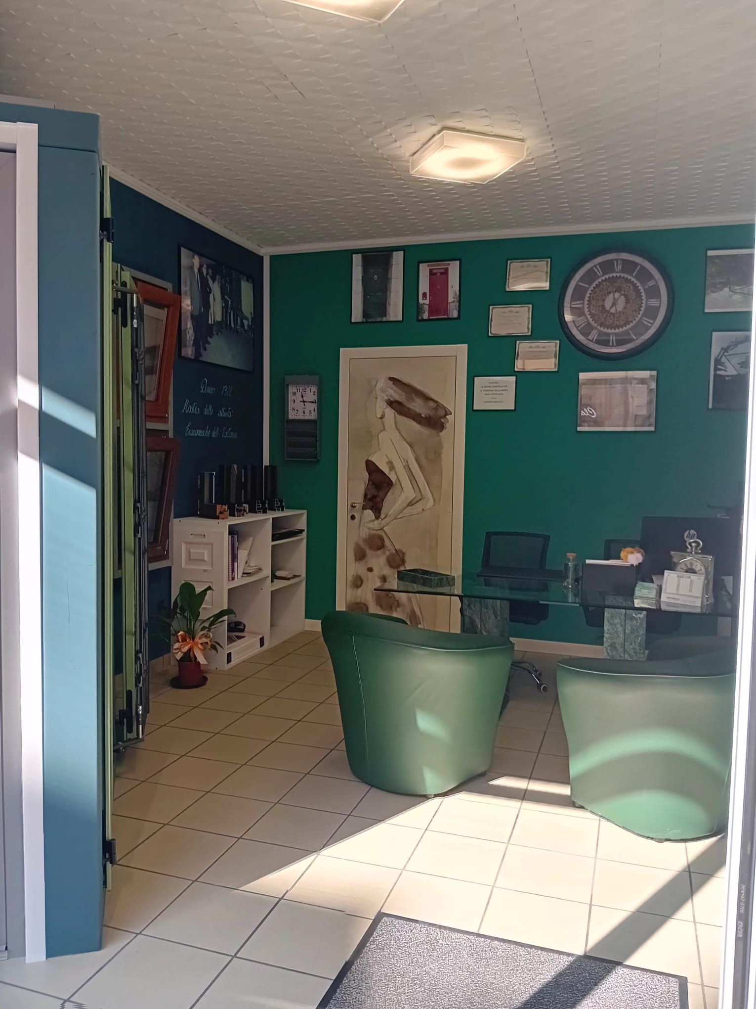 Un cancello scorrevole motorizzato con moderna finitura grigio antracite, installato all'ingresso di una proprietà residenziale.