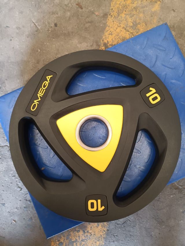 Una placa de pesas negra y amarilla con el número 10