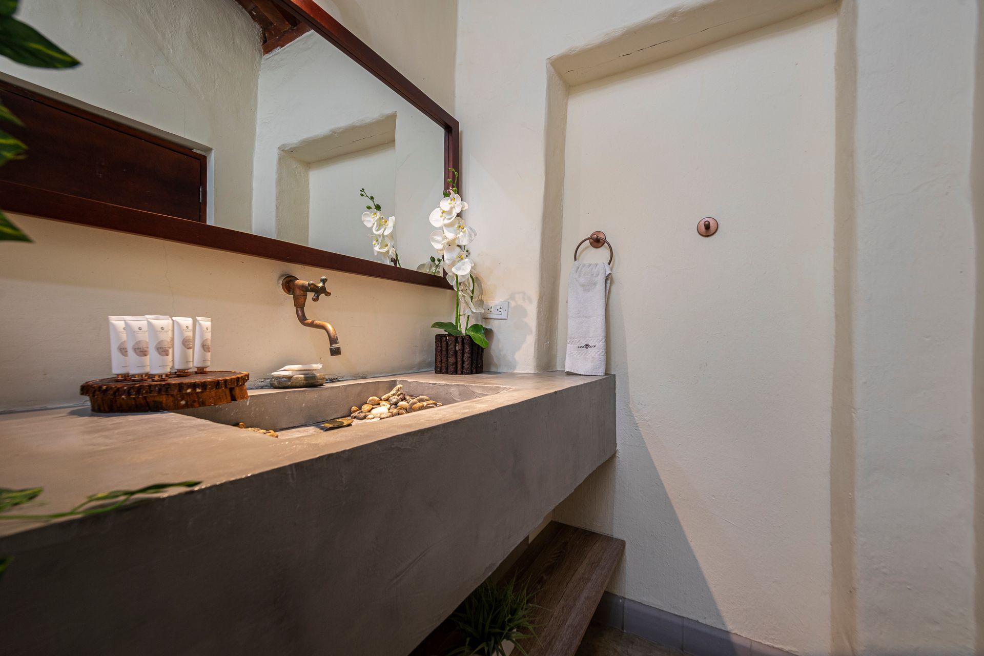 A bathroom with a large sink and a mirror.