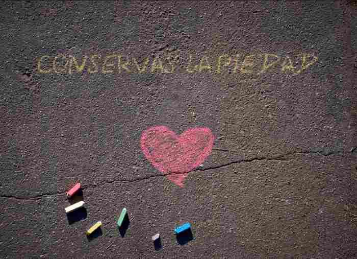 Corazón dibujado con tiza y el texto 