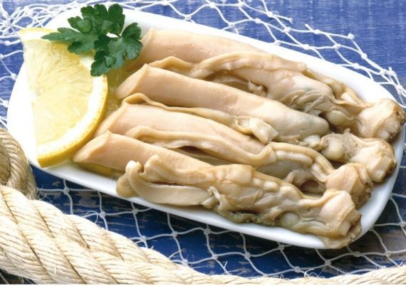 Un plato de navajas cocidas, adornado con una rodaja de limón y perejil, colocado sobre un fondo de red de pesca.