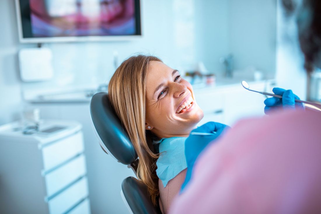 cliente soddisfatta sorride al dentista