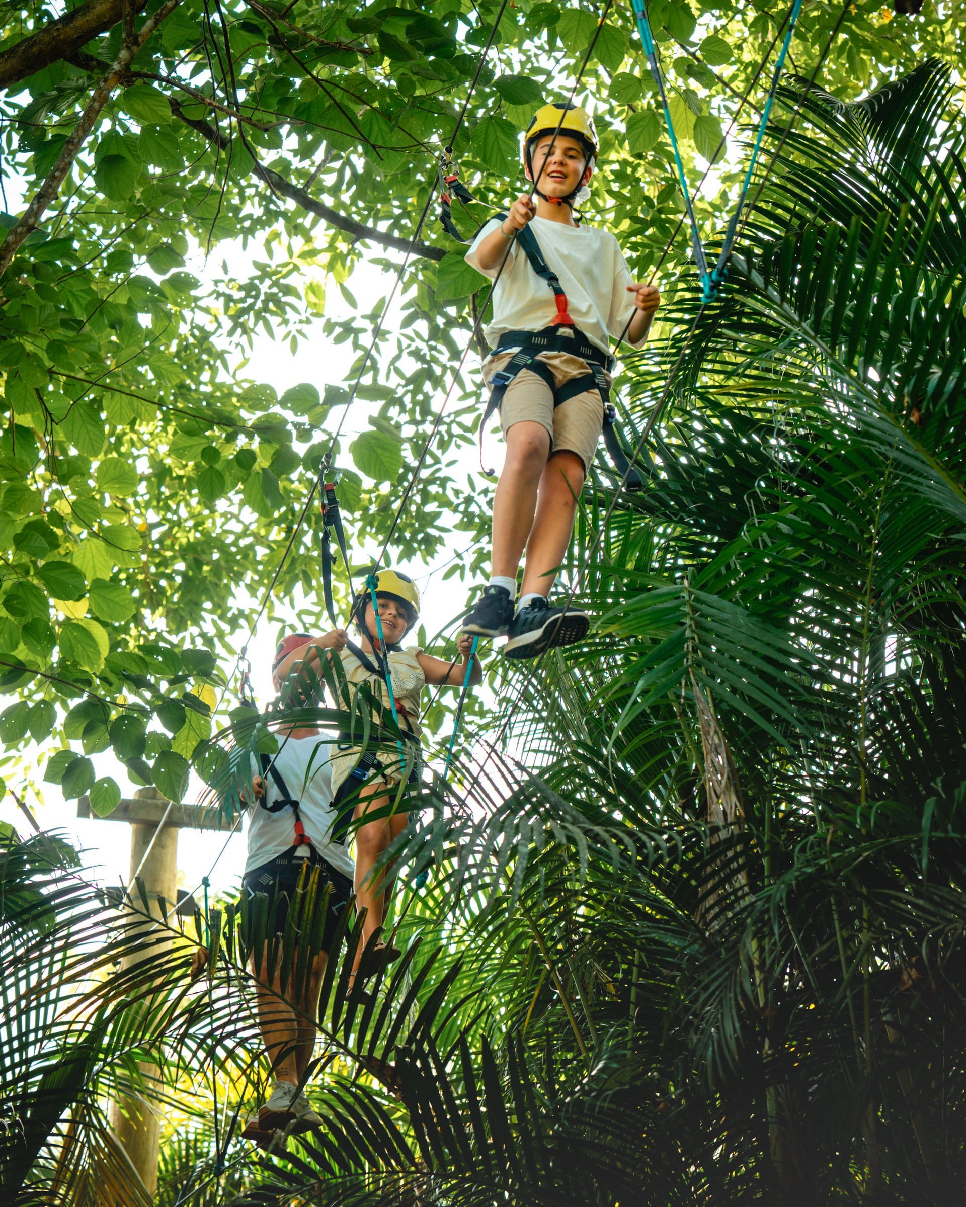 Atividade de arvorismo em área verde do Fazzenda Park Resort