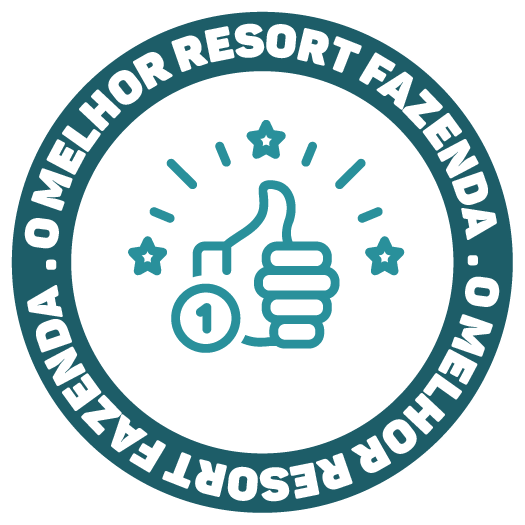 Selo de premiação na cor verde-azulada com sinal de positivo e a inscrição “O Melhor Resort Fazenda” ao redor da borda.