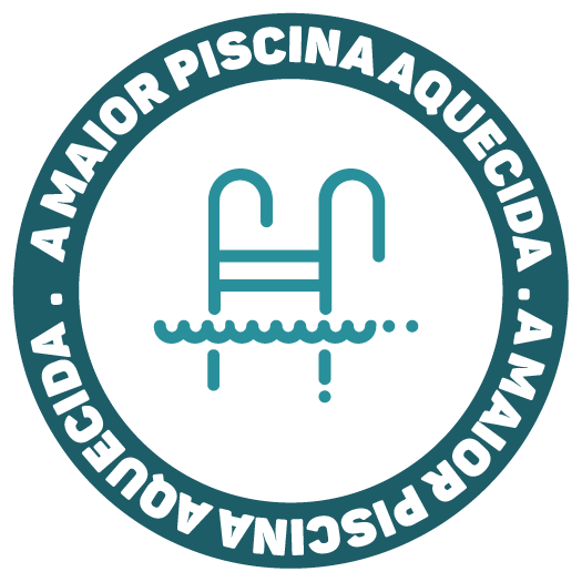 Logotipo redondo azul-petróleo da piscina com centro branco e ícone de escada, com a inscrição “A MAIOR PISCINA QUE CUIDA”.