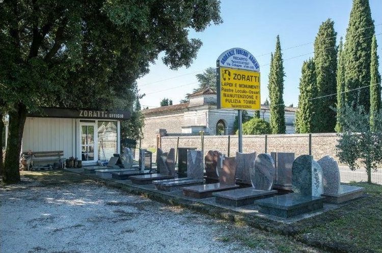 lapidi in marmo nel cimitero