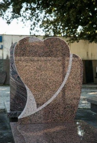 lapide in marmo rosa