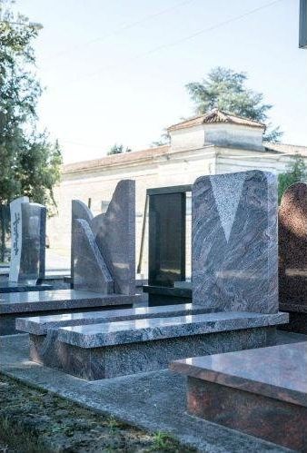 lapidi in marmo grigio