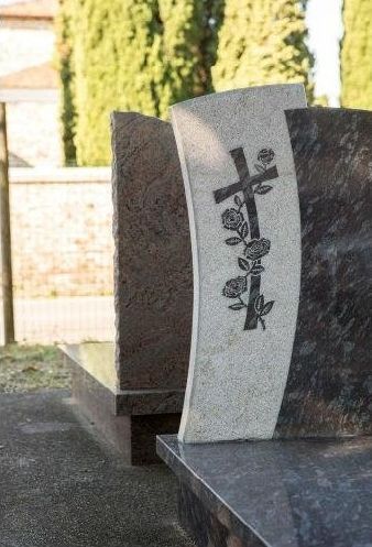 lapide in marmo bianco