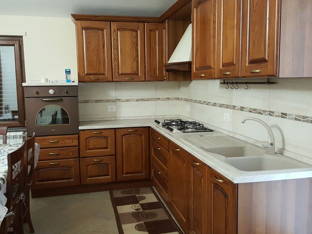 cucina in legno scuro