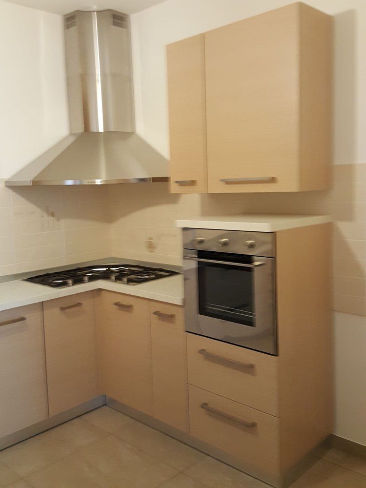 cucina con colonna forno e pensili