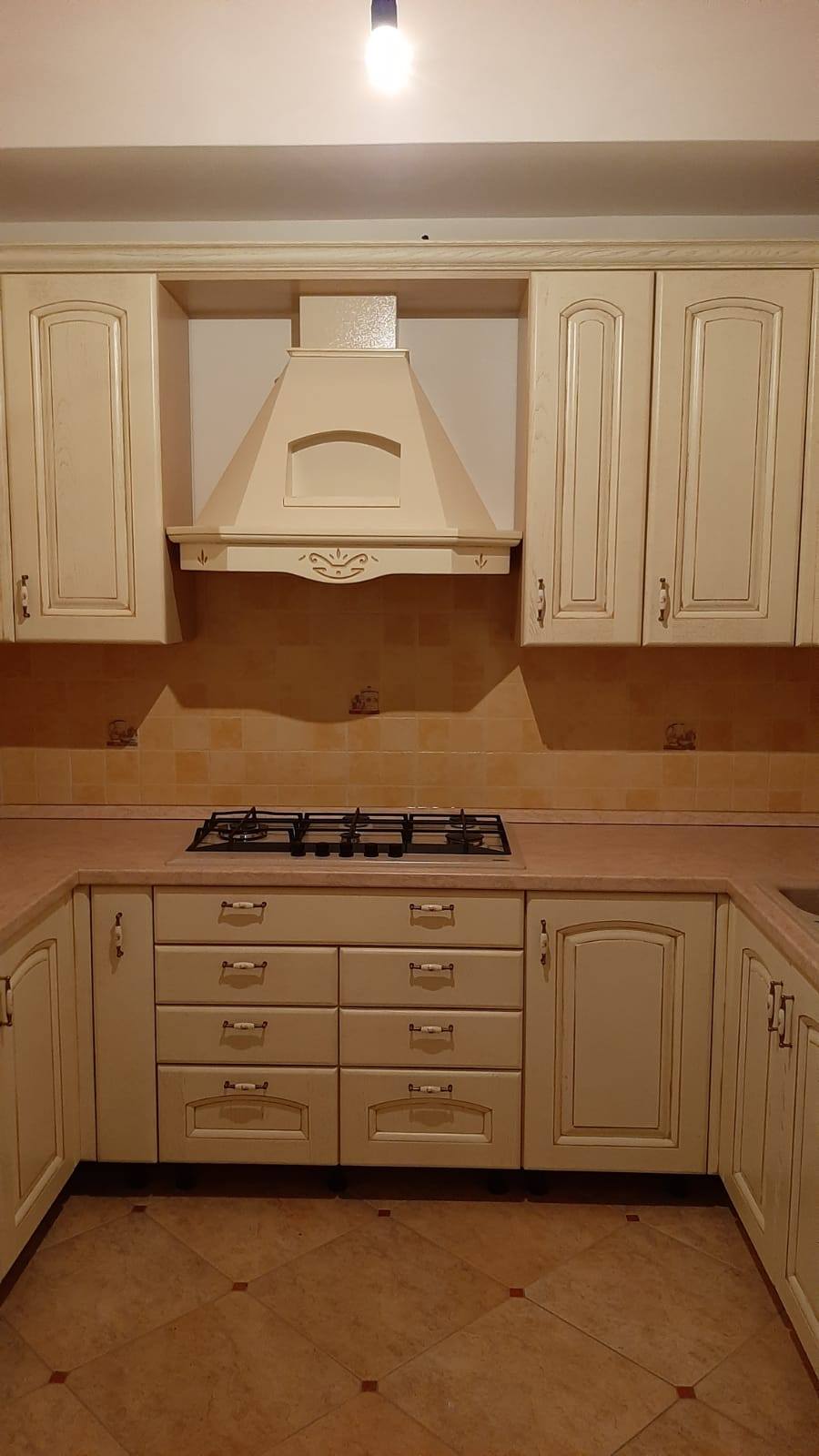 angolo cucina con forno e cappa