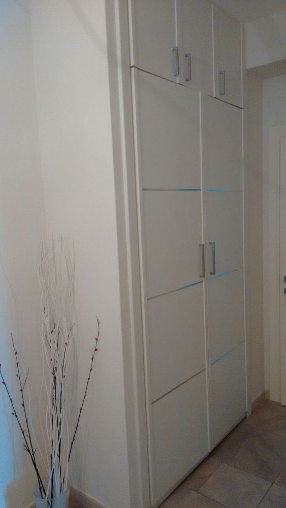 armadio ad incasso con ante in legno