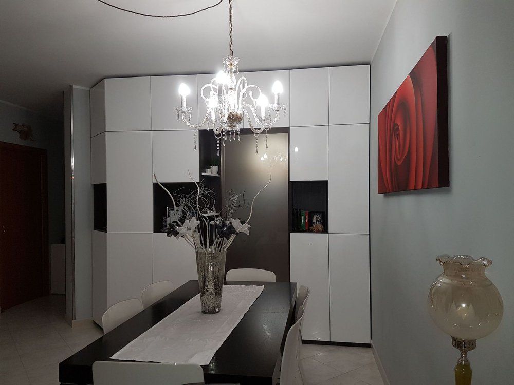 arredamento in legno laccato bianco