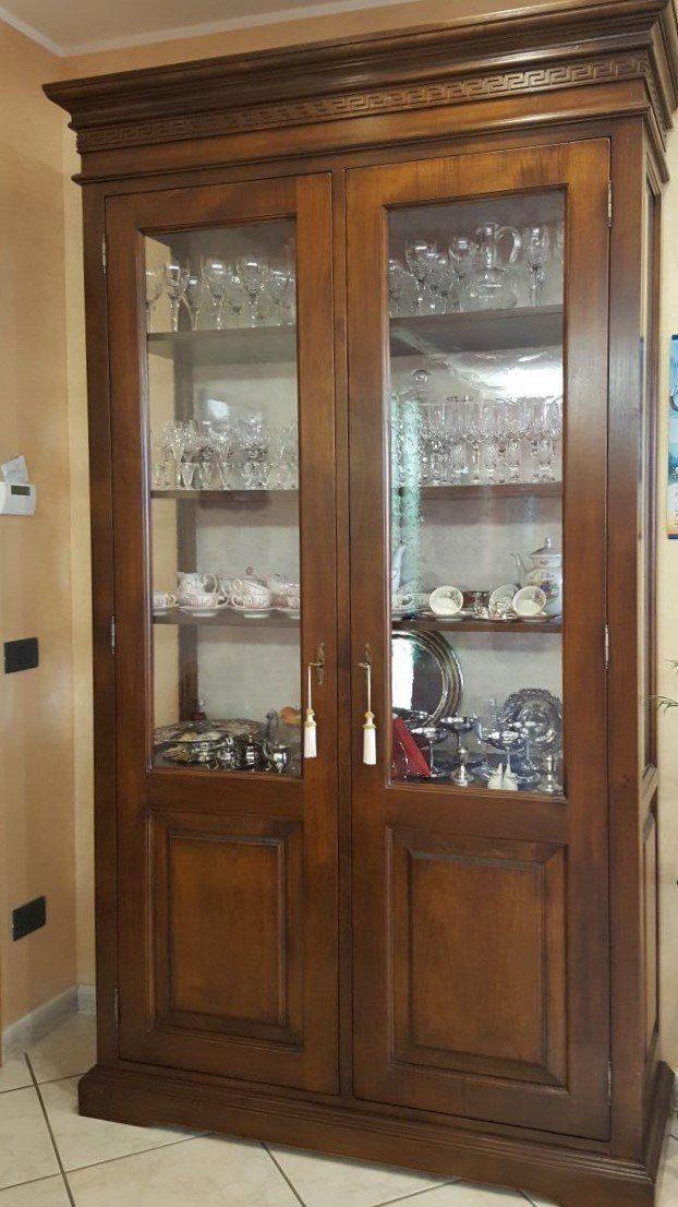 armadio in legno con vetrine