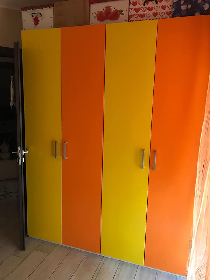 armadio con ante colorate per stanza bambini