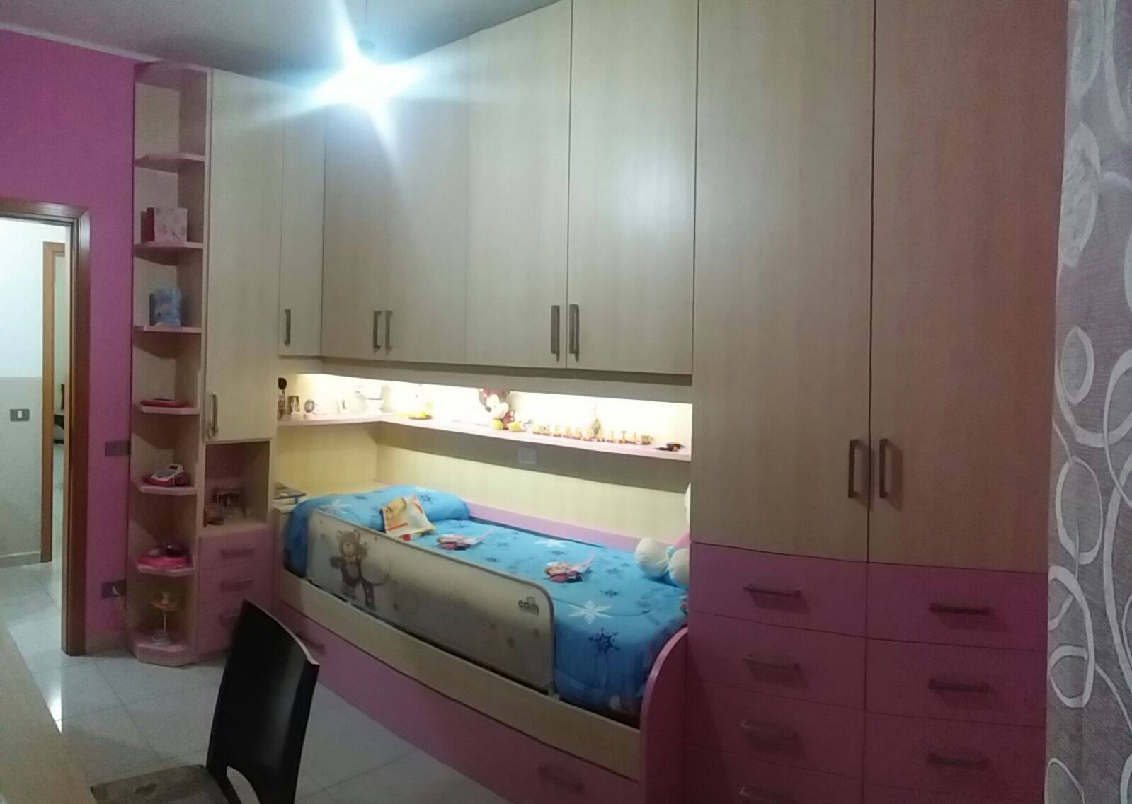 cameretta bambino con letto incassato nell'armadio a parete